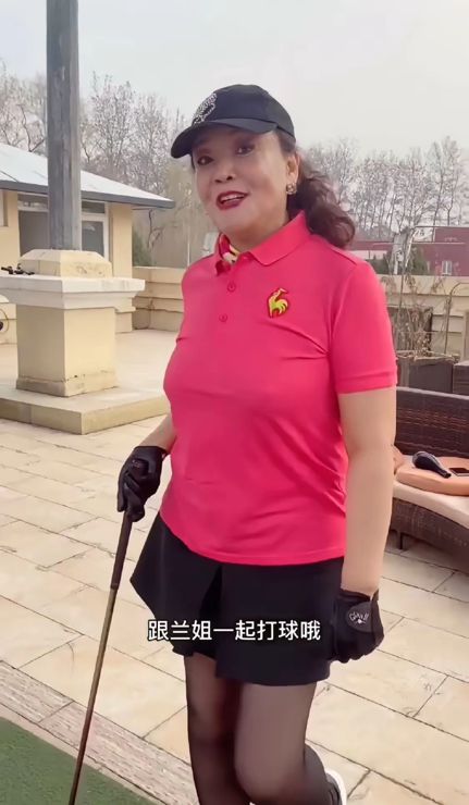 66岁张兰打高尔夫引热议破丝袜太扎眼真不拿网友当外人啊？