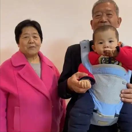 小天赐终为父母的“众叛亲离”买了单年仅5岁活得不像个小孩(图2)