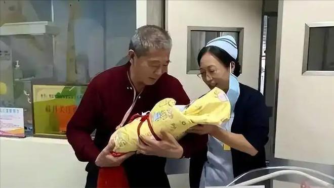 小天赐终为父母的“众叛亲离”买了单年仅5岁活得不像个小孩(图4)