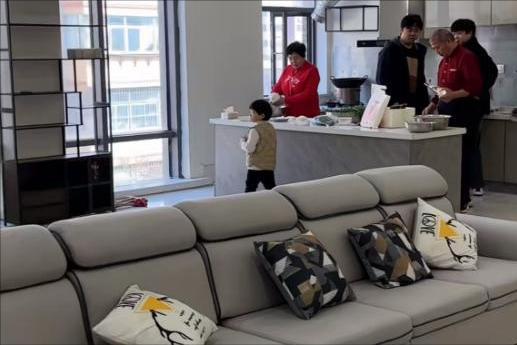 小天赐终为父母的“众叛亲离”买了单年仅5岁活得不像个小孩(图11)