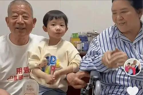 小天赐终为父母的“众叛亲离”买了单年仅5岁活得不像个小孩(图13)