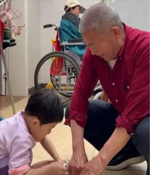 小天赐终为父母的“众叛亲离”买了单年仅5岁活得不像个小孩(图14)