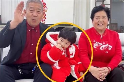 小天赐终为父母的“众叛亲离”买了单年仅5岁活得不像个小孩(图17)