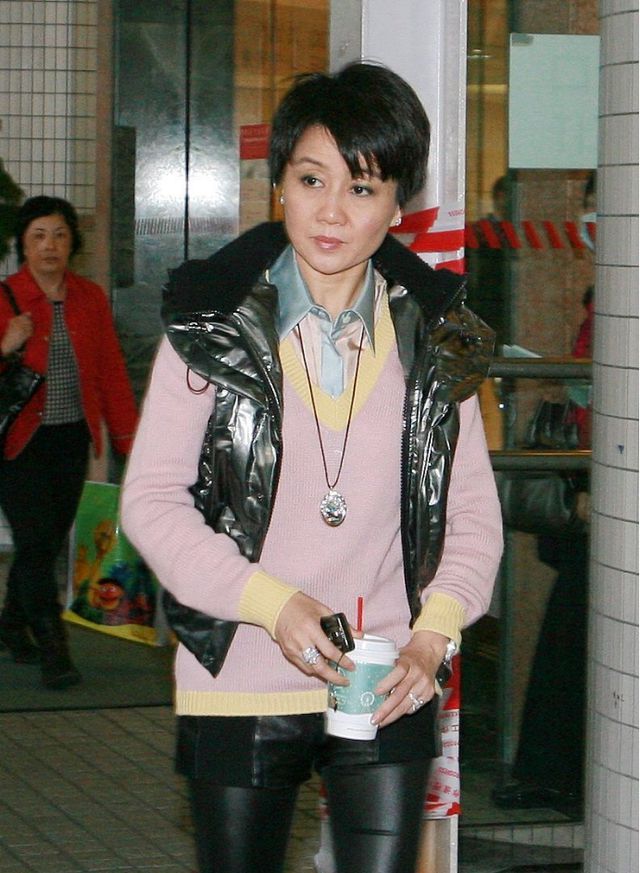 四太梁安琪看不出64岁一身年轻小姑娘的穿搭亮相扮嫩毫不尴尬