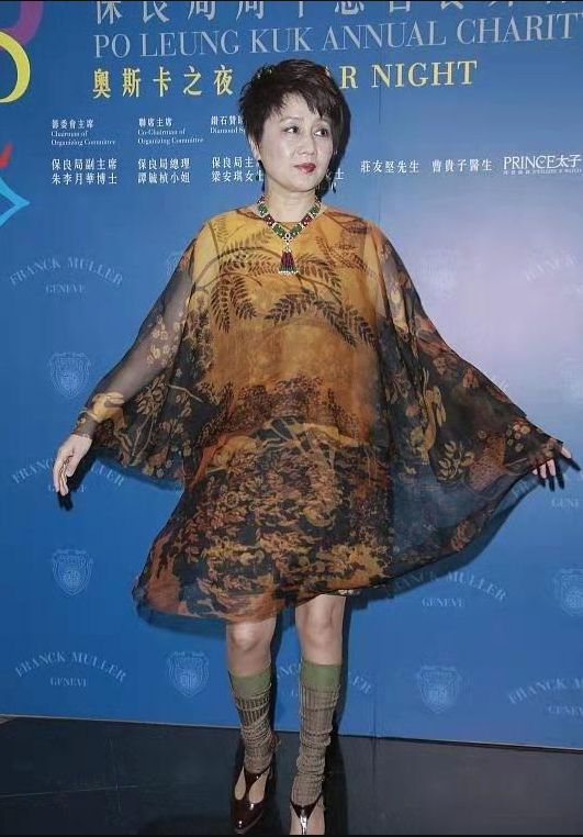 四太梁安琪看不出64岁一身年轻小姑娘的穿搭亮相扮嫩毫不尴尬(图9)