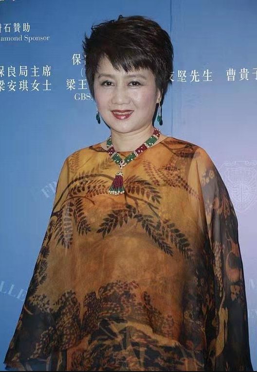 四太梁安琪看不出64岁一身年轻小姑娘的穿搭亮相扮嫩毫不尴尬(图10)
