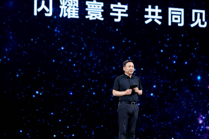 零重力座椅+激光投影 享界让沈腾在片场也能躺赢 新LOGO天生闪耀(图3)