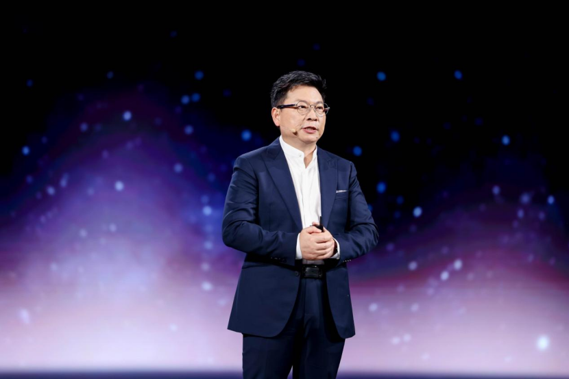 零重力座椅+激光投影 享界让沈腾在片场也能躺赢 新LOGO天生闪耀(图4)