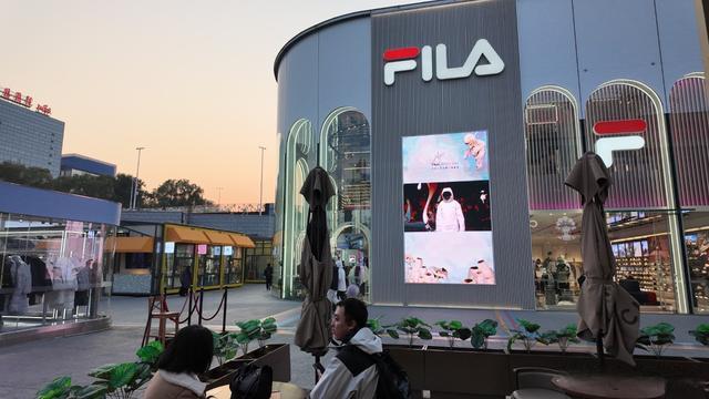 李宁加速进军高尔夫服装领域抢的了TaylorMade、斐乐的生意吗(图2)