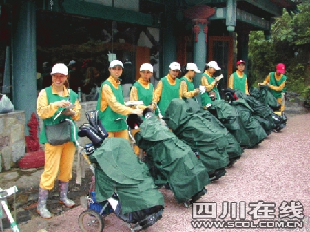 望江太慈初级中学：助力绿茵赛场尽显服务精神(图1)
