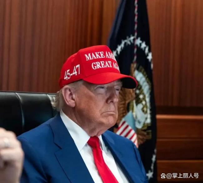 罕见！特朗普被拍到戴上老花镜 总统罕见展露老态(图3)
