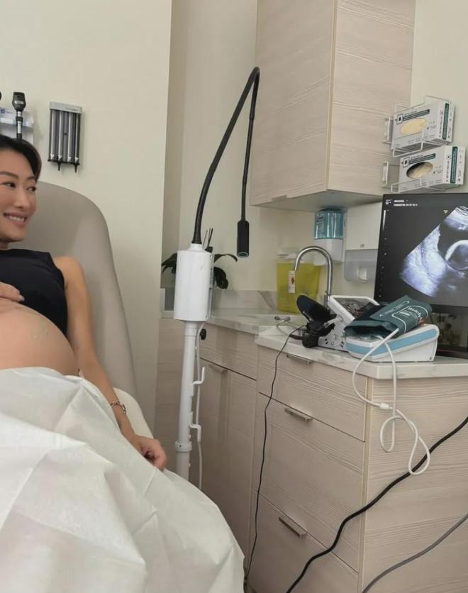 谢婷婷与小7岁男友怀二胎意外带火了一种穿搭叫牛仔衬衣+小黑裙(图2)