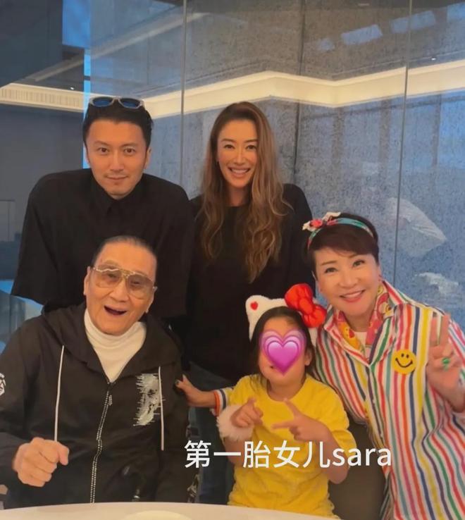 谢婷婷与小7岁男友怀二胎意外带火了一种穿搭叫牛仔衬衣+小黑裙(图6)