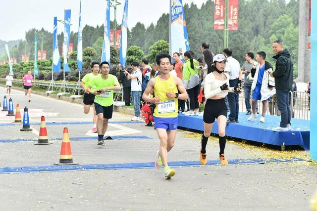 奥运冠军助力 “美丽中国·全民健身跑”在四川乐至开跑(图3)