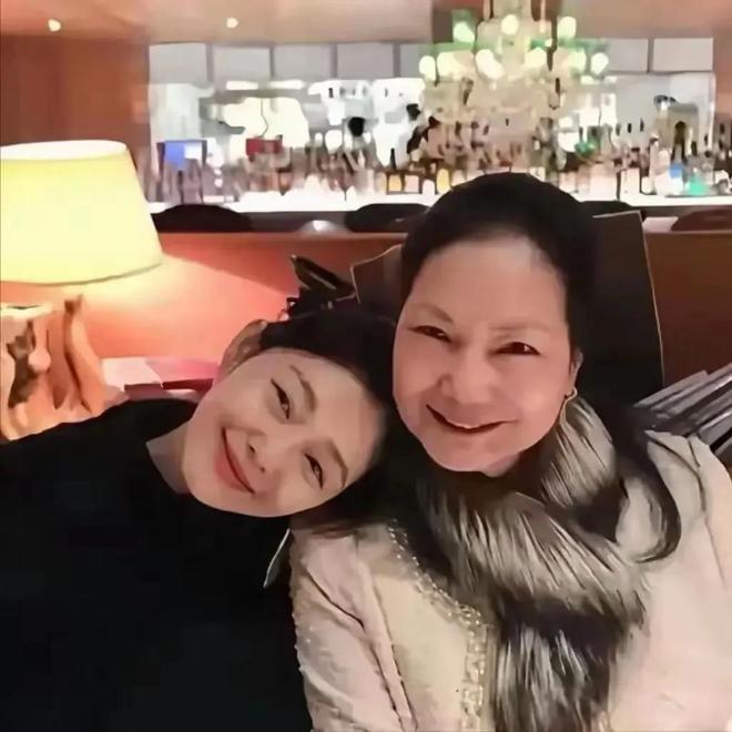 小杨阿姨秀耳环母亲节筱梅赠送的礼物即将带俩娃返京参加婚礼(图2)