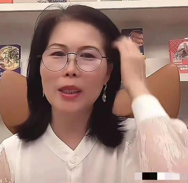 小杨阿姨秀耳环母亲节筱梅赠送的礼物即将带俩娃返京参加婚礼(图4)