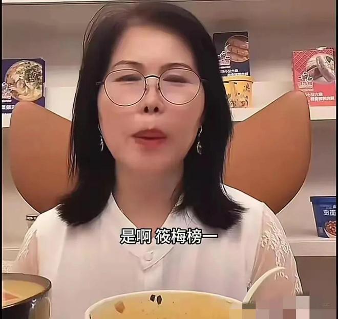 小杨阿姨秀耳环母亲节筱梅赠送的礼物即将带俩娃返京参加婚礼(图5)