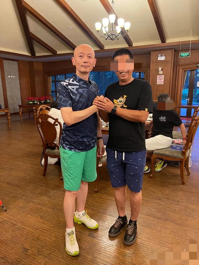 葛优尴尬了配合高尔夫教练合影教练却说他脸白打得少且技术差(图5)