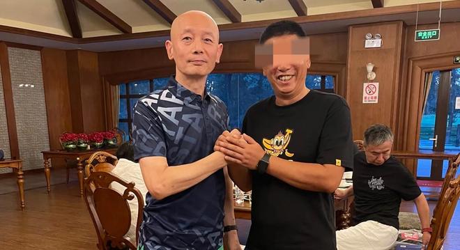 葛优尴尬了配合高尔夫教练合影教练却说他脸白打得少且技术差(图6)