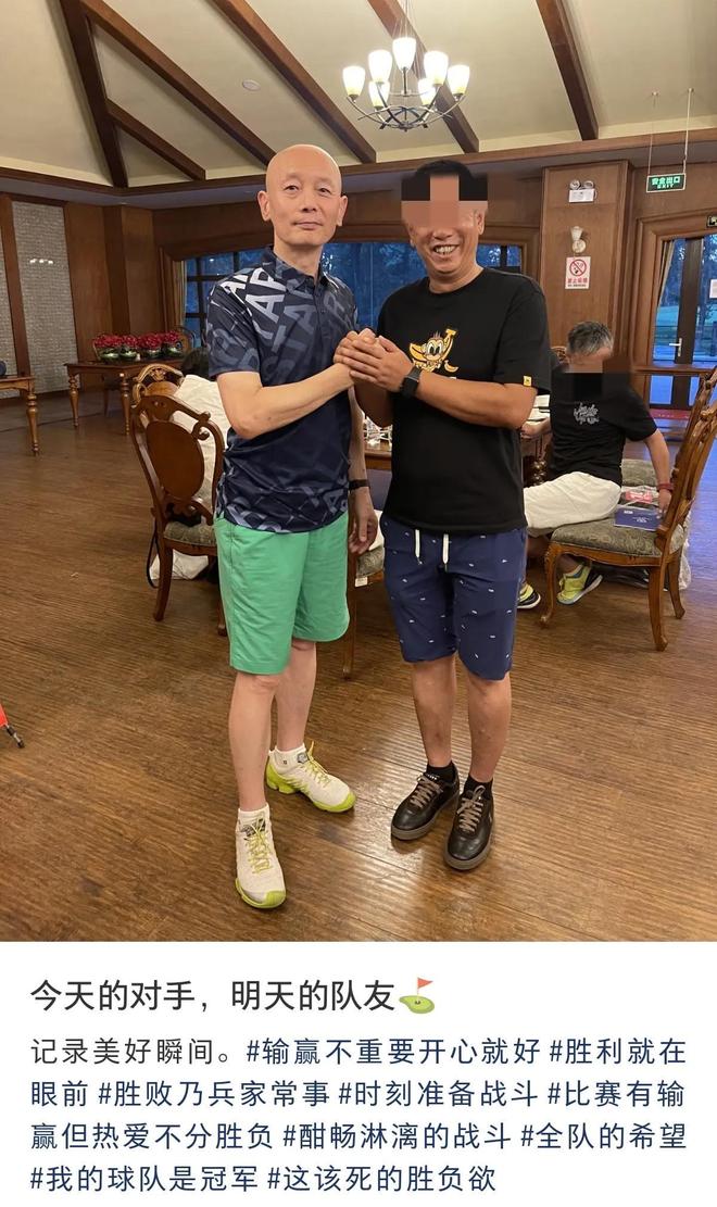 葛优尴尬了配合高尔夫教练合影教练却说他脸白打得少且技术差(图4)