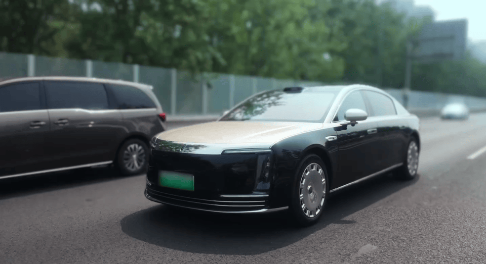 窦骁同款座驾！尊界S800用硬核辅助驾驶诠释百万豪华新高度(图1)